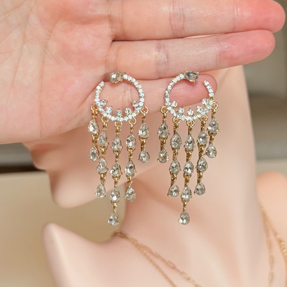 ⚜️ Elegant Gold and Clear Crystal Dangle Earrings - Picture 6 of 8